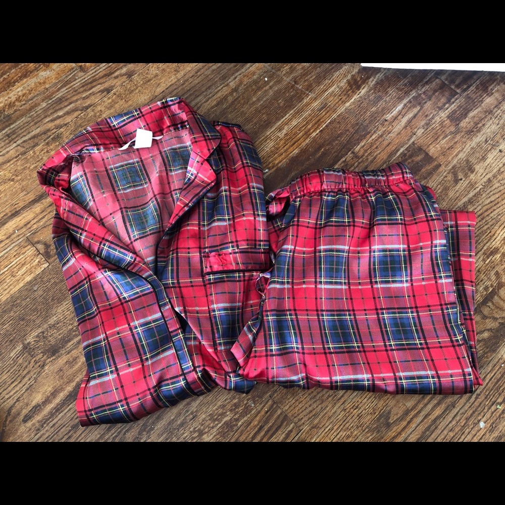 VS After Hours Satin Pj Set in plaid!